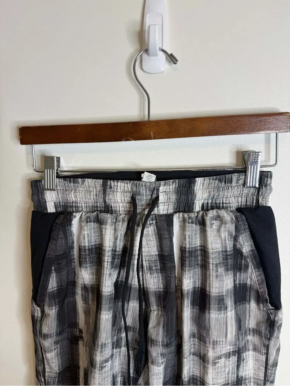 lululemon athletica Black and Gray Plaid Performance Shorts size small